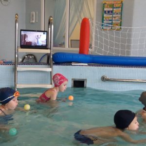 Педагог проводит занятие в бассейне, ребенок закрепляет упражнения дома